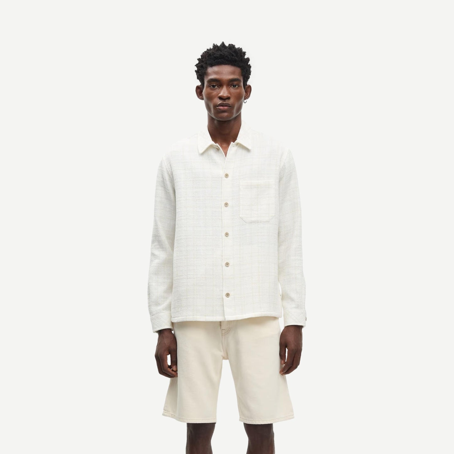 Samsoe Samsoe Sadamon GC Overshirt in silver birch color, lightweight shirt with button-front and relaxed fit.