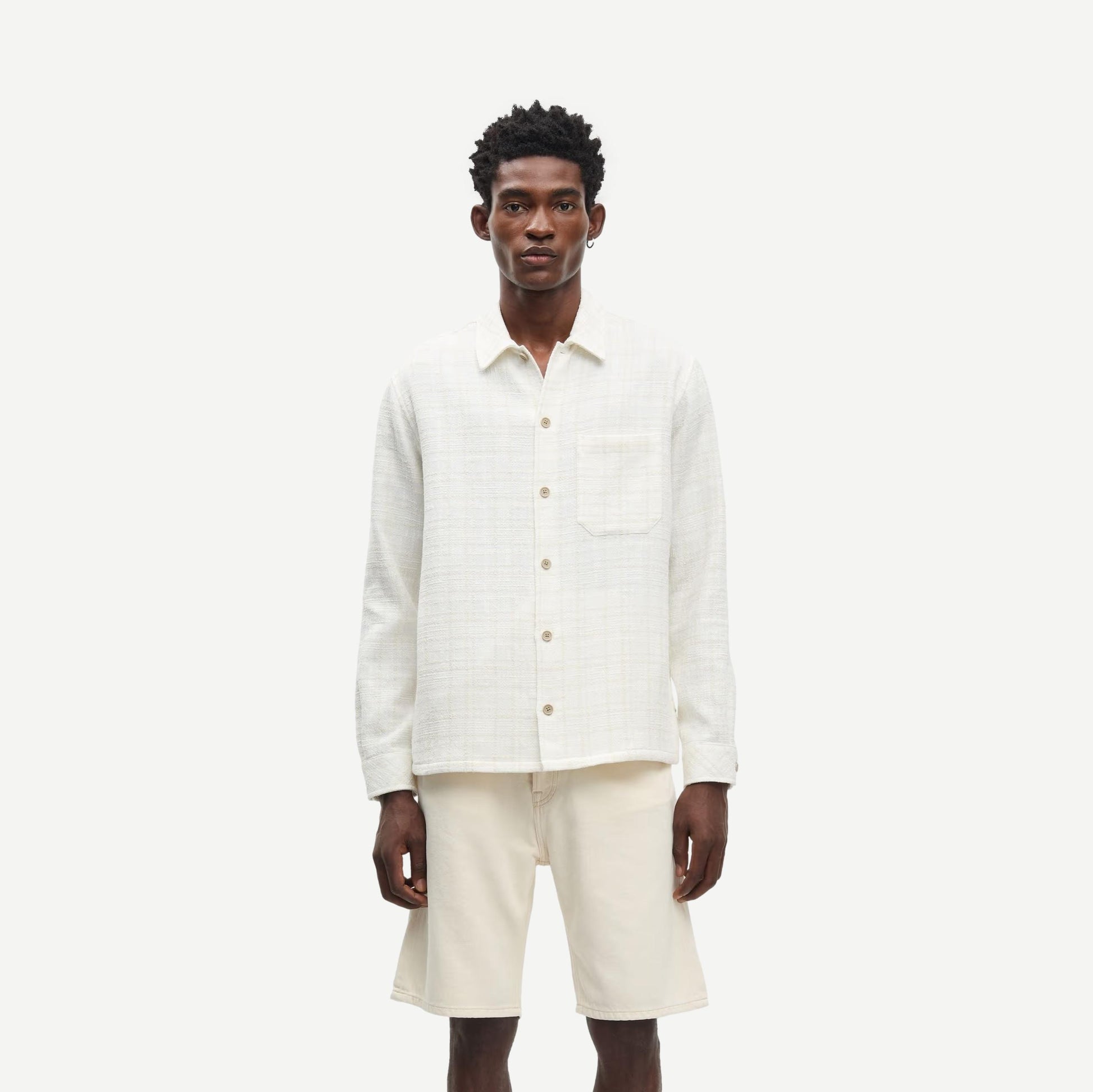 Samsoe Samsoe Sadamon GC Overshirt in silver birch color, lightweight shirt with button-front and relaxed fit.
