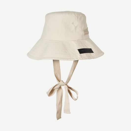 Light beige Sablenda Bucket Hat by Samsoe Samsoe featuring a wide brim and casual style, perfect for sun protection.