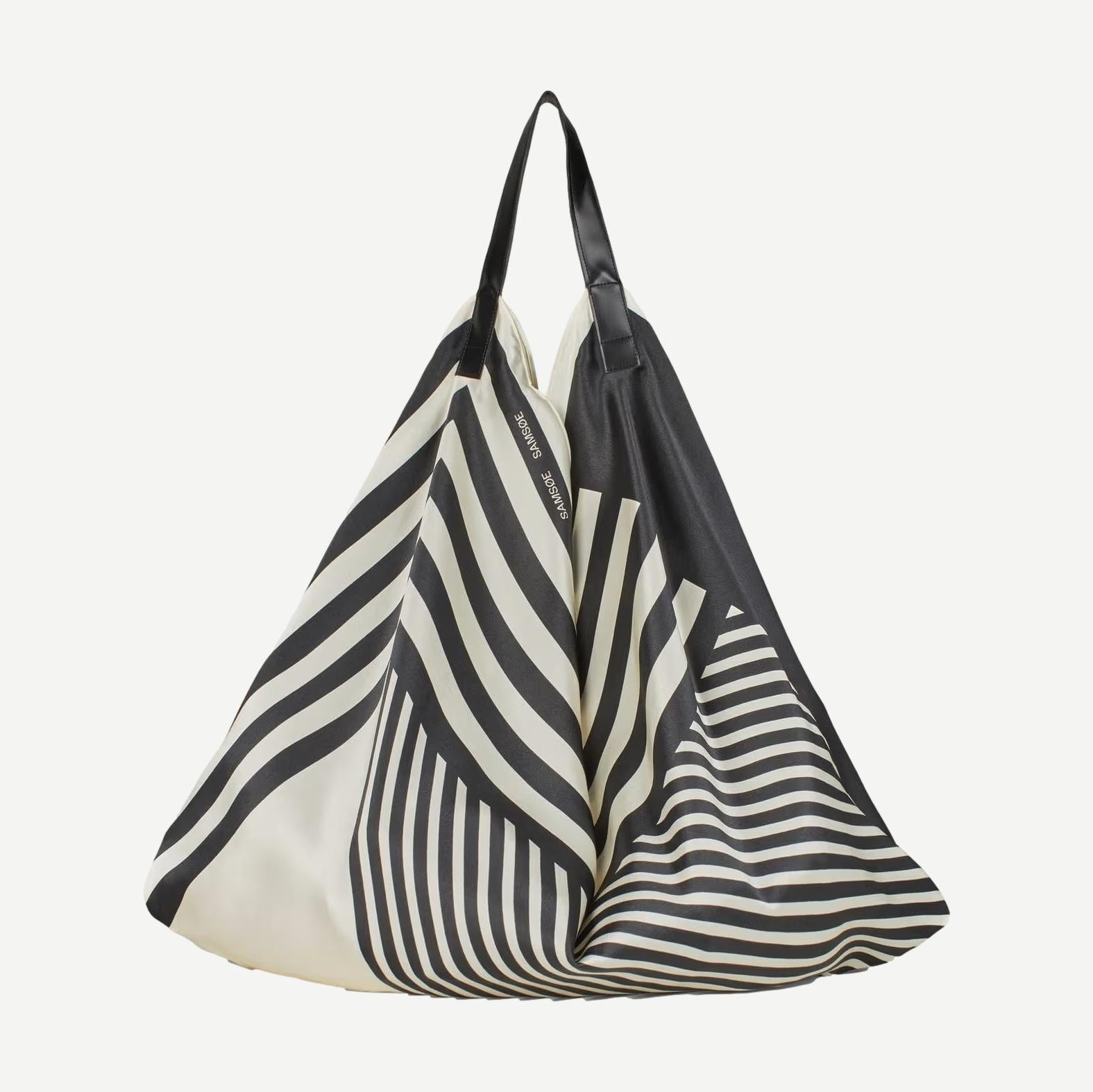Samsoe Samsoe Saelli Scarf Bag in black with stylish design, featuring a versatile bag and scarf combination.