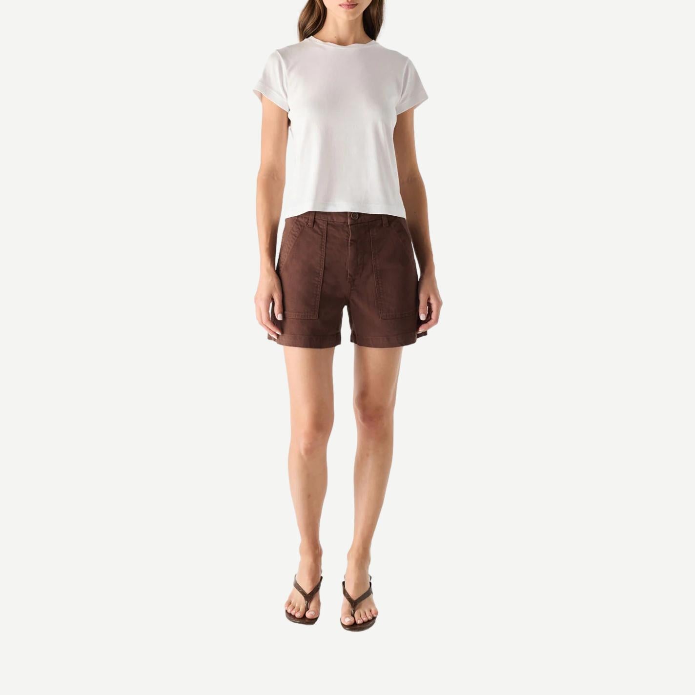 AMO Easy Army Short in Bittersweet color, casual shorts with a comfortable fit, shown with a white T-shirt.