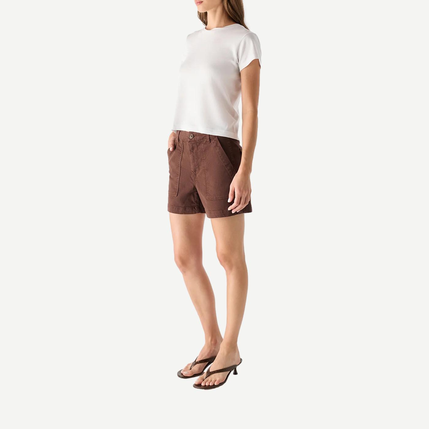AMO Easy Army Short in Bittersweet color, casual shorts featuring a relaxed fit and stylish design, shown with a white T-shirt.