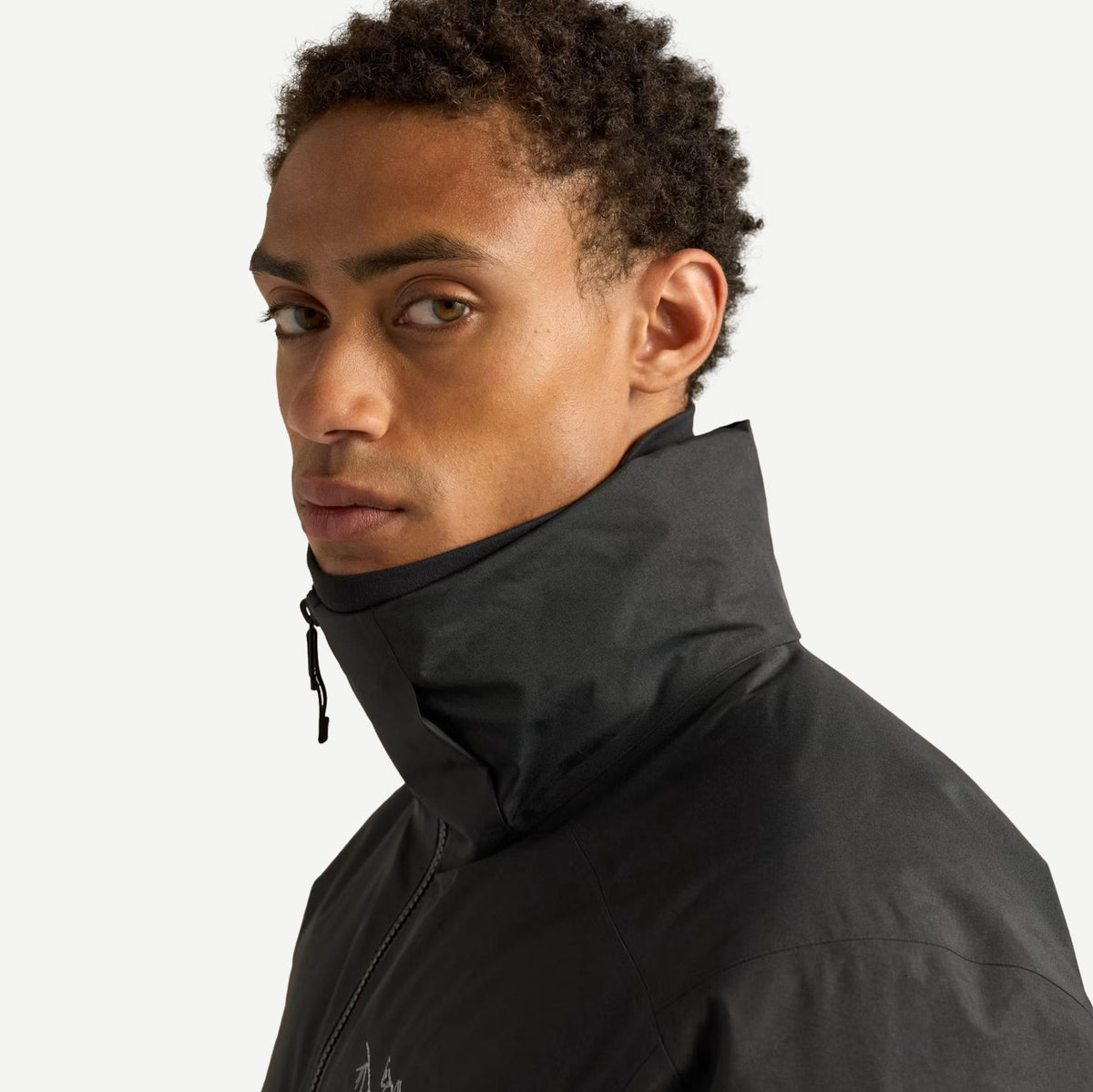 Arcteryx Macai men's black down jacket, close-up of fabric and stitching details in outerwear product image
