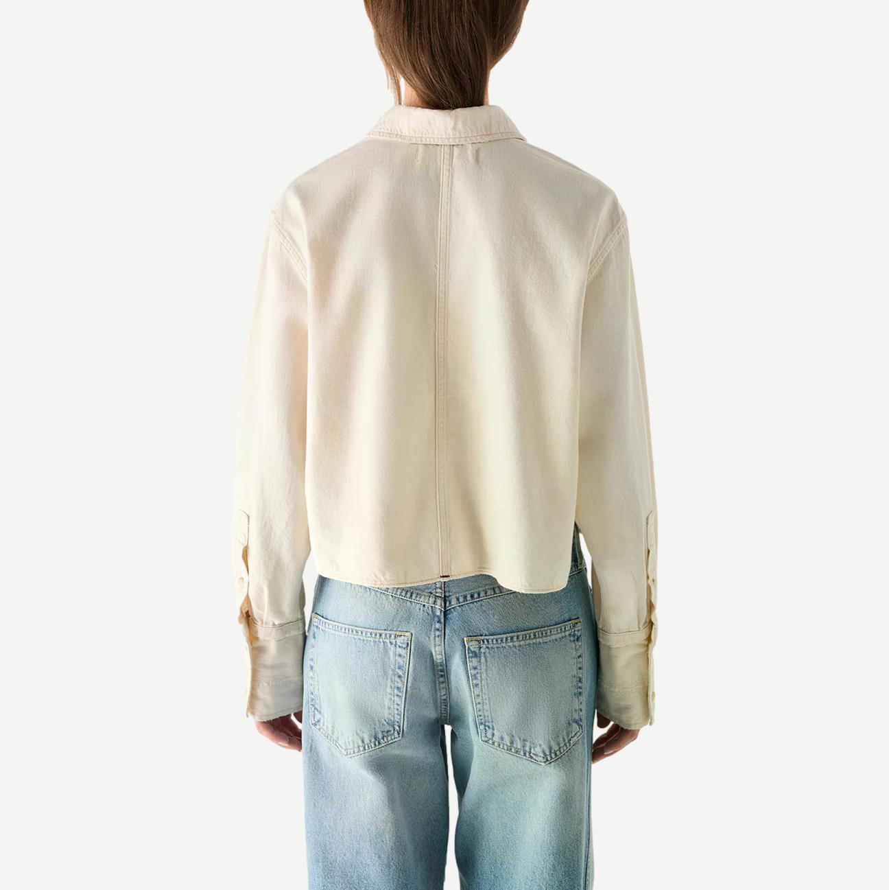 AMO Abigail long-sleeve shirt in bone color, casual shirt with a relaxed fit, shown on a model.
