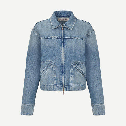 AMO Mandy Jacket from the Pause collection, stylish and lightweight jacket with a modern design and zip closure.