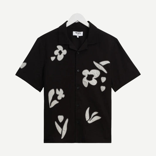 Wax London Didcot SS shirt in black and beige with abstract applique, short-sleeve design, stylish and modern men's shirt.