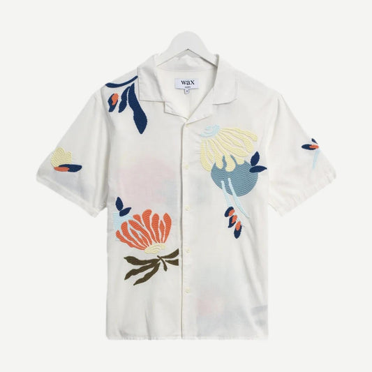 Wax London Didcot SS Shirt in ecru with colorful floral embroidery, short sleeves, casual men's shirt.