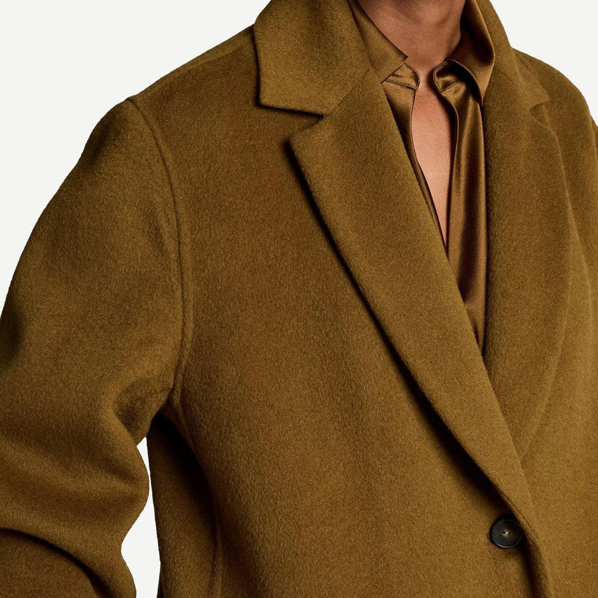 Vince single-breasted classic moss coat with tailored silhouette and long sleeves